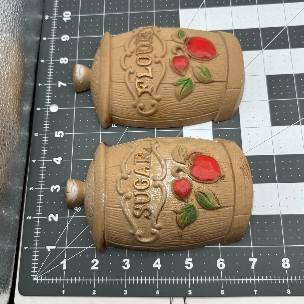 Sexton Wall Plaques Kitchen Brown 1967 Metal Sugar Flour Apple Barrels Vintage